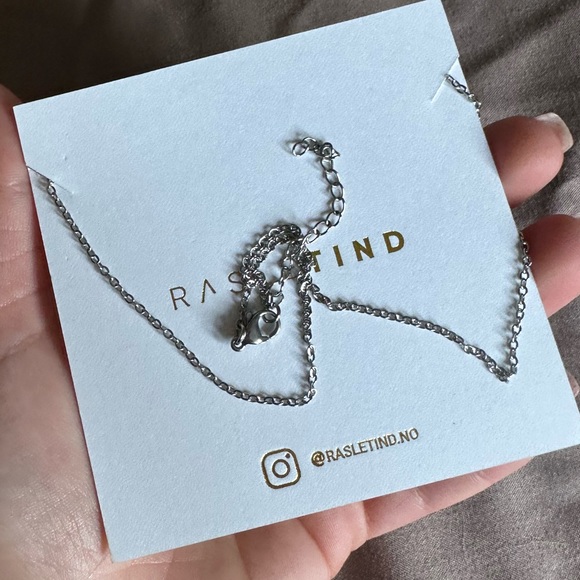 Customized initial necklace with engraved initials A , P, T, S in silver - Picture 4 of 7